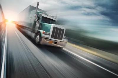 Обои на рабочий стол Американский грузовик мчится по дороге, обои для  рабочего стола, скачать обои, обои бесплатно