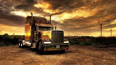 Обои на рабочий стол Американский грузовик стоит на площадке на фоне  ветряков и закатного неба, обои для рабочего стола, скачать обои, обои  бесплатно