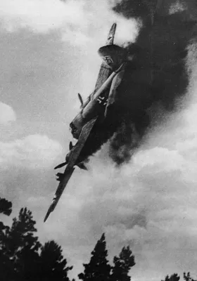 Падающий горящий немецкий бомбардировщик Hs-129 — военное фото