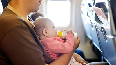 Управляющий воздуха подают пассажиров внутри самолета Стоковое Фото -  изображение насчитывающей стюардесса, полет: 198069460