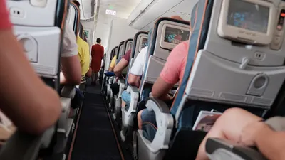 Пилот назвал места в самолете, на которых пассажиров укачивает меньше всего  - РИА Новости, 18.08.2022