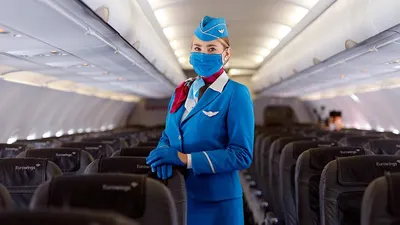 весёлые стюардессы, стоящие в салоне для пассажиров самолетов Стоковое Фото  - изображение насчитывающей салон, переход: 249836308