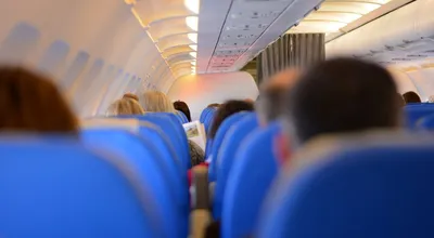 Шестерых пассажиров выгнали из самолета из-за еды: вот что приключилось на  борту