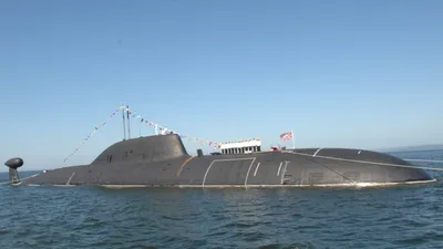 Вид с правого борта советской атомной подводной лодки класса \"Акула\" -  Национальные архивы США и DVIDS Поиск в мировом общественном достоянии