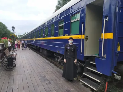 Арт-поезд в юбилейной ливрее для метро Петербурга показали в музее РЖД