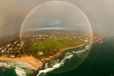 В редких случаях можно увидеть радугу на полный круг 360 градусов из  самолета. | Пикабу