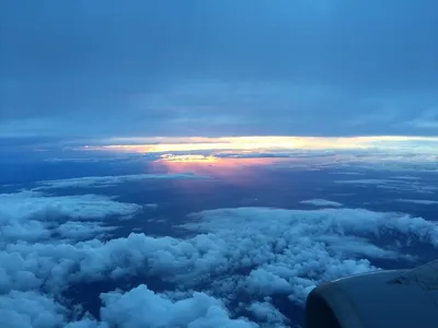 Самолет в облачном небе с эффектом радуги Стоковое Фото - изображение  насчитывающей самолета, солнце: 168580412