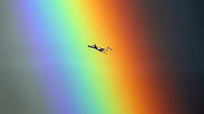 От самолёта на облака падает тень в радуге / небо :: самолет :: снимок из  самолёта :: радуга / смешные картинки и другие приколы: комиксы, гиф  анимация, видео, лучший интеллектуальный юмор.