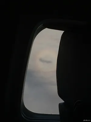Наверное радуга. Вид из иллюминатора самолета. | Пикабу
