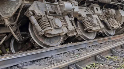 В Тульской области грузовой поезд сошел с рельсов, один человек погиб - РИА  Новости, 17.07.2022