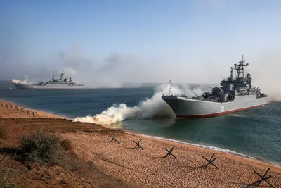 Шесть военных кораблей России зашли в Севастополь