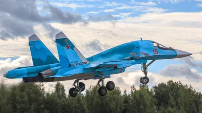 Четверка самолетов пилотажной группы «Русских витязей» создали особую  атмосферу праздника