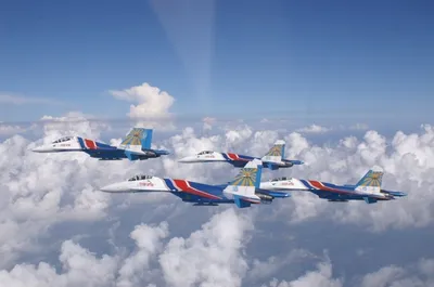 Четверка самолетов пилотажной группы «Русских витязей» создали особую  атмосферу праздника