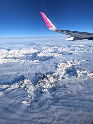 Вид на Альпы с борта самолета | Пикабу