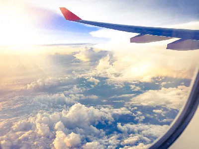 Вид с борта самолета на крыле самолета, земля ниже и облака летнего дня в  полете Стоковое Изображение - изображение насчитывающей сила, яркое:  158186573