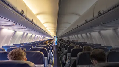 Стюардесса назвала самое небезопасное место на борту самолета — 08.10.2021  — Lifestyle на РЕН ТВ