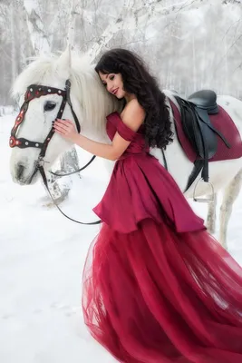 mane, свадебная фотосессия с лошадьми зимой, зимняя лав стори с лошадьми,  зимняя фотосессия с серой лошадью, свадьба верхом на лошади, снежная  королева на лошадях на The-Wedding.ru, Свадебное агентство Москва