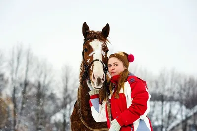 Девушка в белом халате зимой с лошадью Стоковое Фото - изображение  насчитывающей шлихта, грандиозно: 169317566