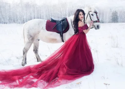 Недорогая фотосессия с лошадью зимой в студии в Москве, цены. Заказать  семейную фотосессию
