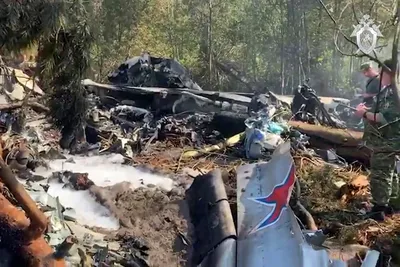 Видео с места крушения самолета, в котором мог находиться Евгений Пригожин  - BBC News Русская служба