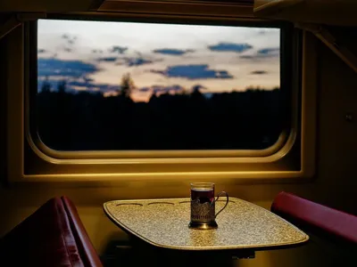 окно поезда открыто на закате а за ним горы, ностальгический рассвет из окна  поезда, Hd фотография фото, небо фон картинки и Фото для бесплатной загрузки