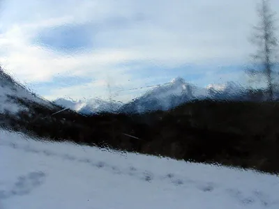 Вид на горы из окна поезда | Премиум Фото