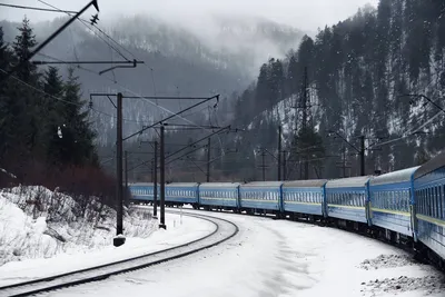 Поезд на склоне горы зимой · Бесплатное стоковое видео