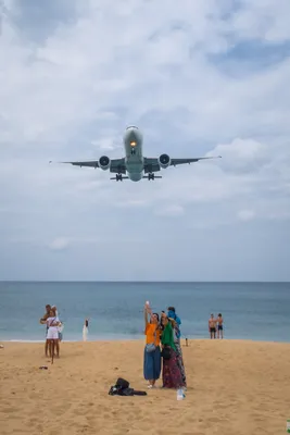 Турагентство \"Кочевник.kg\" - На Пхукете есть пляж, где садятся самолеты  прямо над головой 🙂 Этот пляж Май Као. Он находится рядом с аэропортом  Пхукет. Несколько советов для желающих экстремально позагорать. Не берите