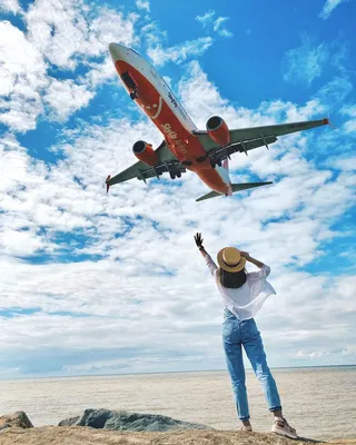 Огромный самолет над головой человека во время его принимая Selfie на пляже  Maho Стоковое Изображение - изображение насчитывающей концепция, посадка:  145747071
