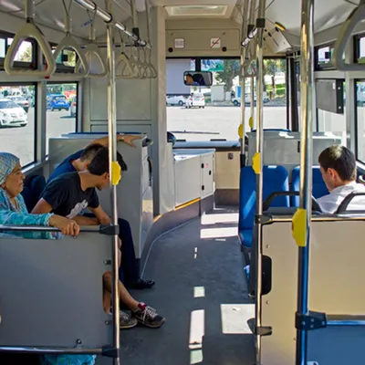 Какая реклама лучше: на автобусе или в салоне автобуса? - Сравним
