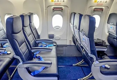 Секция салона самолета эконом-класса RyanAir с креслами 3D Модель $149 -  .ma - Free3D