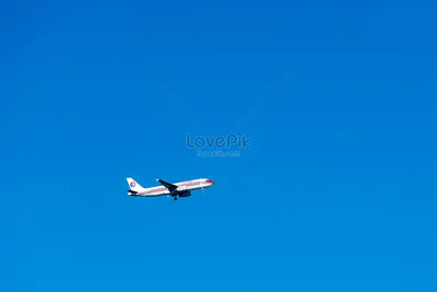 Обои на рабочий стол Самолет в небе, пролетающий над пляжем, где отдыхают  люди, обои для рабочего стола, скачать обои, обои бесплатно