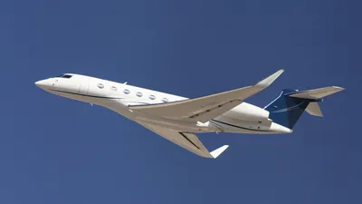 Самолет в небе стоковое изображение. изображение насчитывающей груз -  45852863