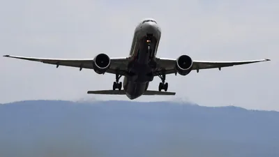 Задымился двигатель. Самолет Boeing-777 рейса Москва - Владивосток прервал  вылет - PrimaMedia.ru