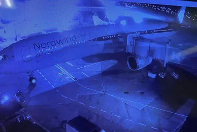 Пассажирский самолёт попал в град и совершил посадку со множественными  повреждениями