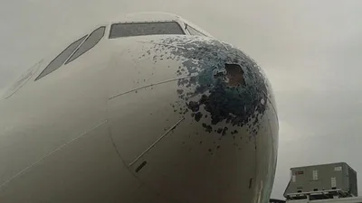 В Сочи самолет повредил двигатель при столкновении с трапом в аэропорту —  РБК