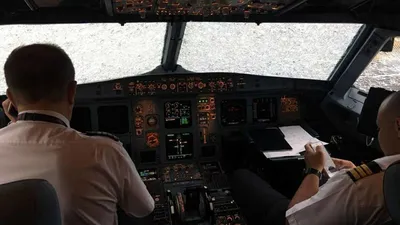 В Стамбуле украинский пилот совершил фантастическую посадку разбитого градом  самолета | Українські Новини