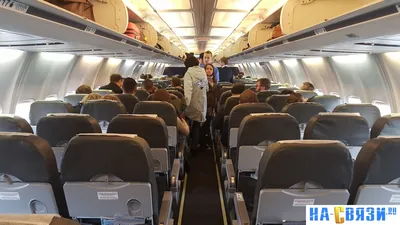 внутри самолета с пассажирами на их сиденьях Редакционное Стоковое Фото -  изображение насчитывающей место, плоскость: 247865118