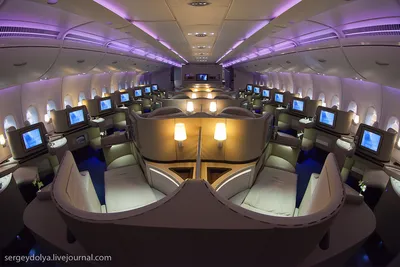 Внутри салона самолета редакционное стоковое фото. изображение  насчитывающей прибытия - 166113783