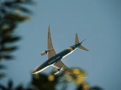 Белые пассажирские самолеты в воздухе на взлете Стоковое Изображение -  изображение насчитывающей полет, крыло: 143231667