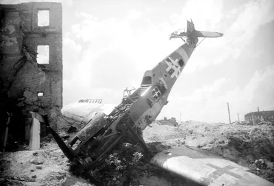 Подбитый и севший на вынужденную немецкий истребитель Bf.109 в центре  Сталинграда [1] — военное фото