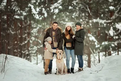 Счастливая семья с собакой на дороге :: Стоковая фотография :: Pixel-Shot  Studio
