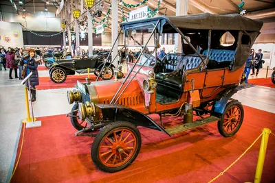 Выставка старинных автомобилей «Олдтаймер-Галерея» в Санкт-Петербурге