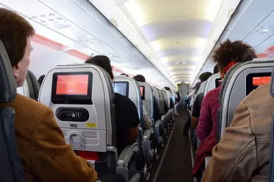 весёлые стюардессы, стоящие в салоне для пассажиров самолетов Стоковое Фото  - изображение насчитывающей салон, переход: 249836308