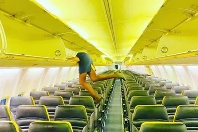 Пассажир самолета чуть не задушил стюардессу из-за запрета сходить в туалет  - Страсти