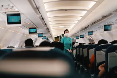 Что нельзя делать в самолете - совет стюардессы | РБК Украина