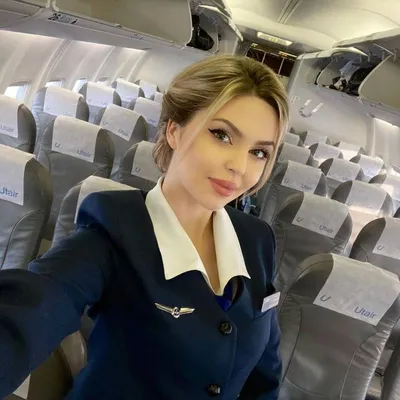 Женщина стюардесса Прекрасная стюардесса Прекрасный бортпроводник в самолете,  улыбающийся Униформа стюардессы Красивая Стоковое Фото - изображение  насчитывающей длина, жизнерадостно: 161314810