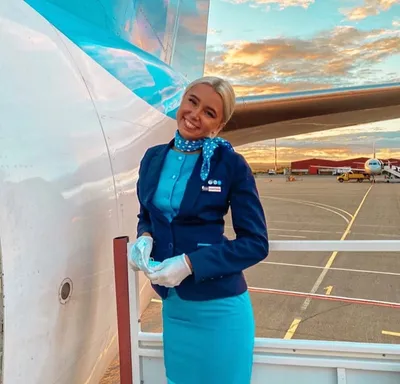 Аэропорт и очаровательная стюардесса на фоне голубого самолета Портрет  очаровательной стюардессы в синей форме Стоковое Изображение - изображение  насчитывающей люди, вполне: 159295005