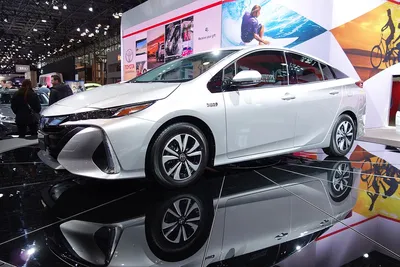 Новый гибрид Toyota Prius PHEV 2019: подробности очередного обновления