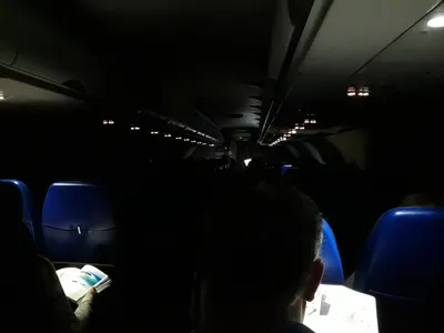 Почему в самолетах ночью при взлете и посадке выключают свет?
